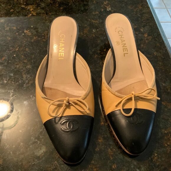 Chanel Black Leather Beige CC Logo Tap Mules Kitten Heels EU 40.5US 9.5 Vintage - Picture 1 of 6